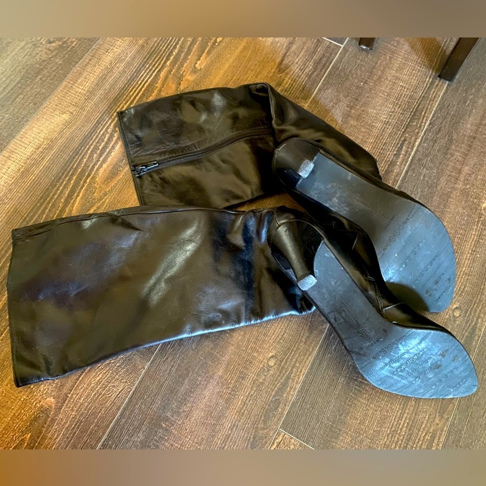 ✨SO COMFY!! Black leather Stuart Weitzman tall zip-up boots- women’s size 9.5 - Picture 4 of 8